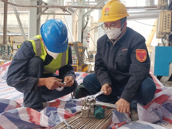 4月13日，計(jì)控電儀部員工方立民在一期空分現(xiàn)場(chǎng)進(jìn)行空分儀表的更換工作.jpg