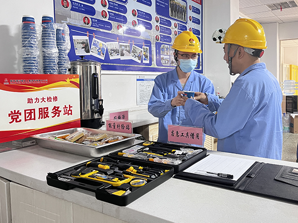 黨團服務(wù)站志愿者為檢修人員提供酸梅湯.jpg