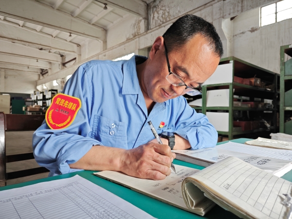 劉阿鵬現(xiàn)場(chǎng)登記辦理工器具借用手續(xù).jpg