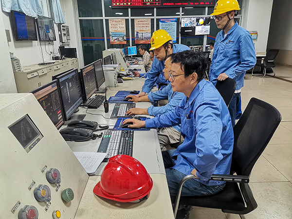 4月21日，3號鍋爐點(diǎn)爐，車間各工藝人員正在精心操作，嚴(yán)密監(jiān)控.jpg