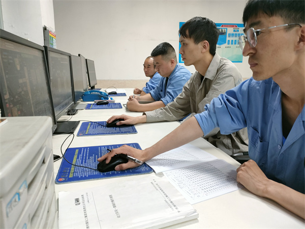 空塔阻力實驗期間，工藝人員在DCS上面操作。.jpg