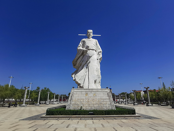 蘇軾雕像，5月2日拍于鳳翔東湖.jpg